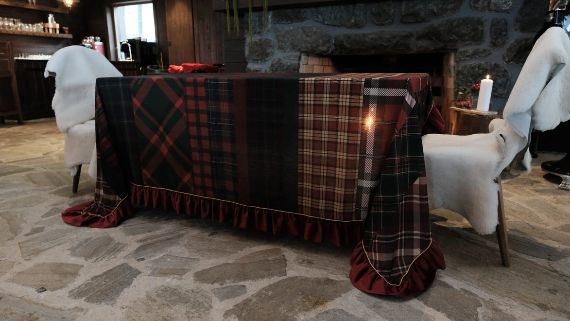 Cozy Chalet Masa Örtüsü